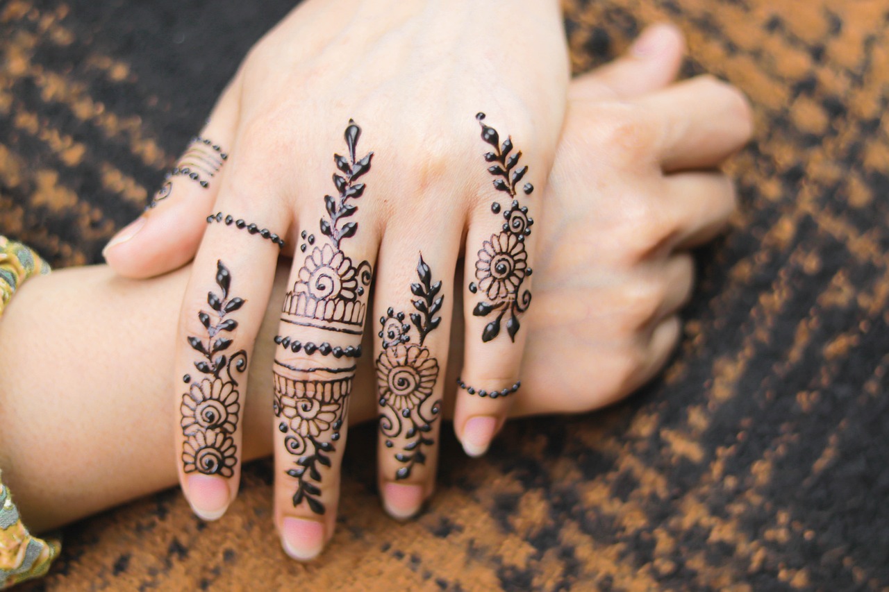 Unique Finger Mehndi Designs For Wedding Season | HerZindagi